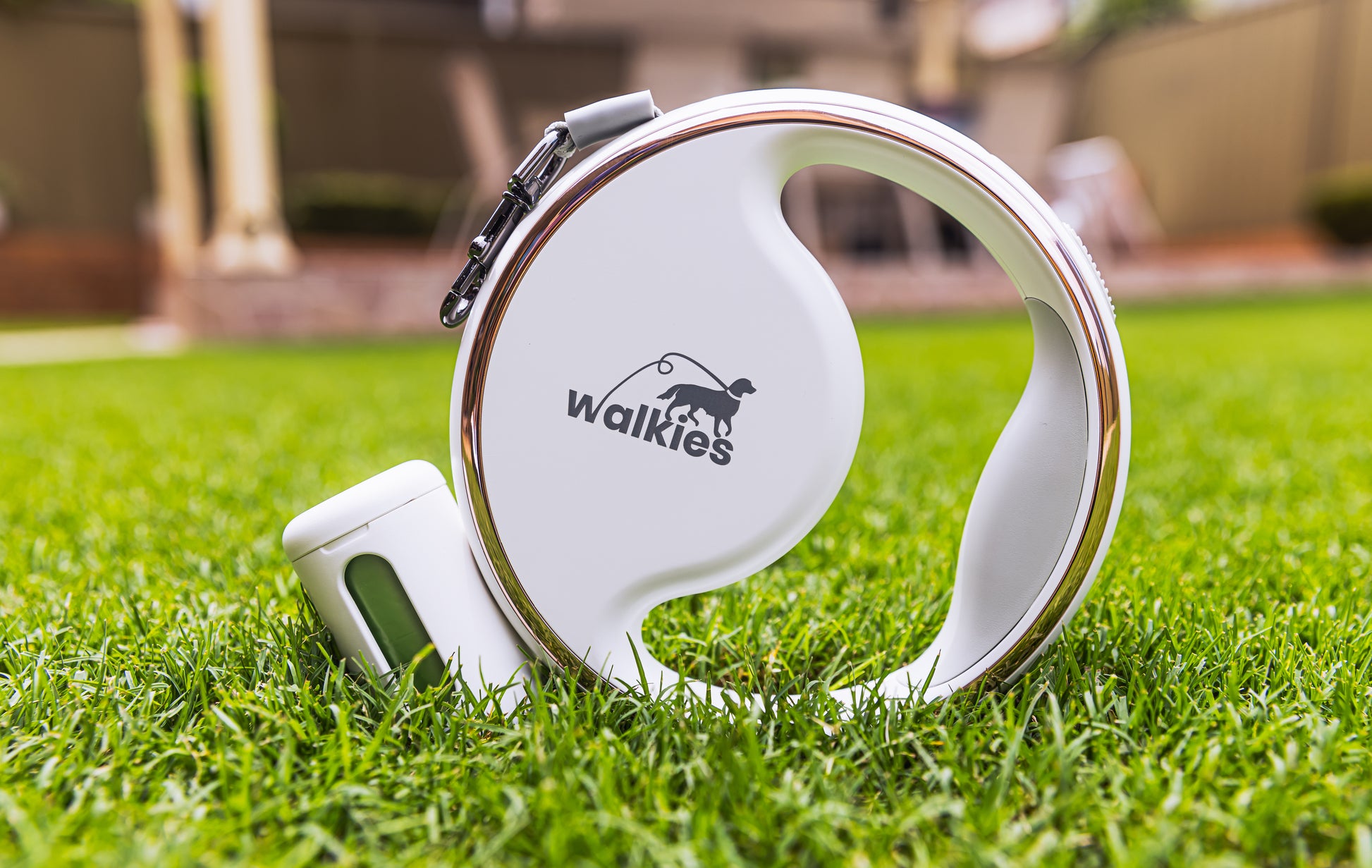 Shop Walkies Retractable Dog Lead Side on Grass